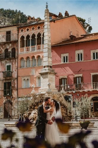 Recently married couple in an Italian piazza