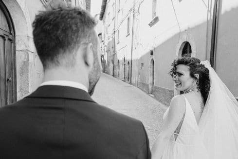 recently married couple walking along an Italian road in black and white